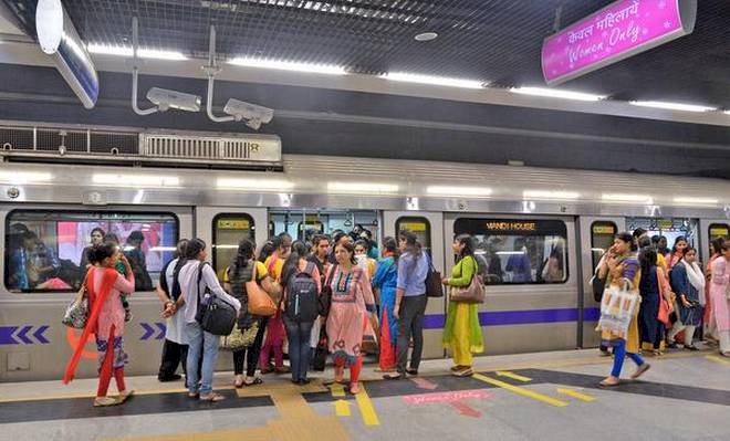 दिल्ली की सरकारी बसों और मेट्रो में महिलाएं कर सकेंगी मुफ्त यात्रा