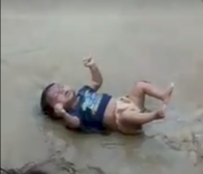 बिहार में बाढ़ के कारण तीन साल के बच्चे की मौत की तस्वीर लोगों को कर रहा भावुक 