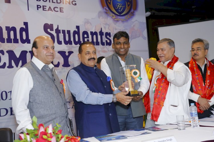 शिक्षा और समाजसेवा के क्षेत्र में विशिष्ट योगदान के लिए इग्नू के युवा प्रोफेसर प्रमोद कुमार सम्मानित