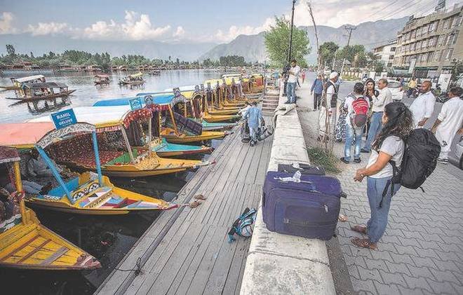 जम्मू-कश्मीर में जारी ट्रैवल एडवाइजरी रद्द, एक बार फिर से गुलजार हुईं वादियां