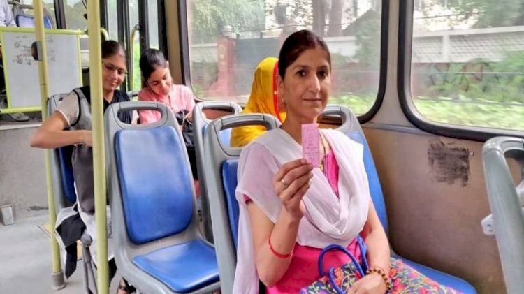 दिल्ली की महिलाओं को भाई दूज पर तोहफा, DTC और कलस्टर बसों में कर सकेंगी मुफ्त यात्रा, लेना होगा गुलाबी टोकन