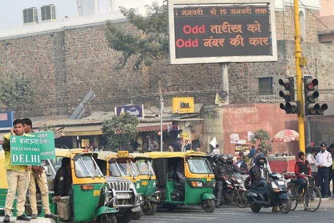 दिल्ली-एनसीआर के लोगों को प्रदूषण से राहत नहीं, छाई है स्मॉग की मोटी परत, ऑड-ईवन व्यवस्था लागू
