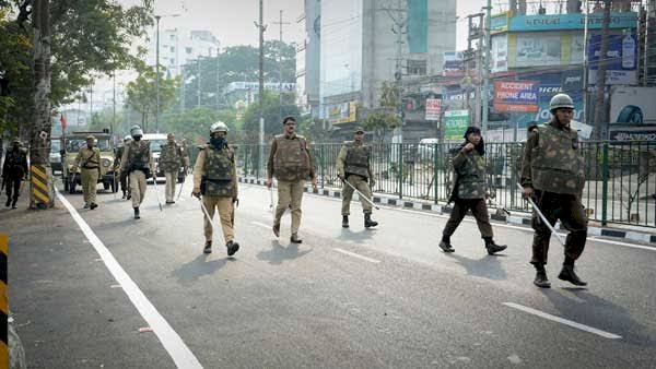 असम : गुवाहाटी में सुबह 9 से शाम 4 बजे तक कर्फ्यू में ढील, उग्र प्रदर्शन को देखते हुए सेना और असम राइफल्स की 8 टुकड़ियां तैनात