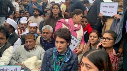 नागरिकता संशोधन कानून : धरना पर बैठे छात्रों को मिला प्रियंका गांधी का साथ, कांग्रेसी नेताओं ने नरेंद्र मोदी सरकार पर साधा निशाना