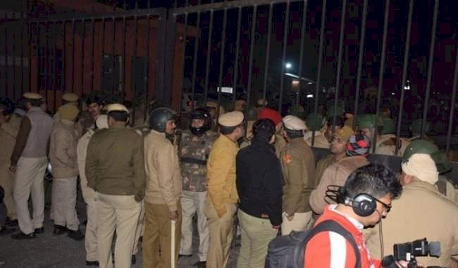 JNU हिंसा : बड़ी संख्या में सुरक्षाकर्मियों की तैनाती,कैंपस छोड़ रहे हैं धबराये छात्र, संभावित प्रदर्शन के मद्देनजर दिल्ली के कई इलाकों में रूट डायर्जन