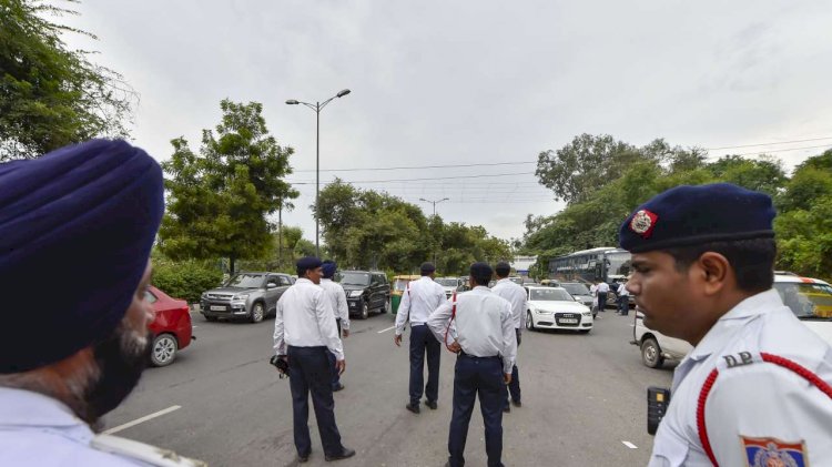 सावधान! रविवार को घर से निकलने से पहले पढ़ लें ये खबर,अरविंद केजरीवाल के शपथ ग्रहण समारोह को देखते हुए दिल्ली पुलिस ने जारी की है ट्रैफिक एडवायजरी