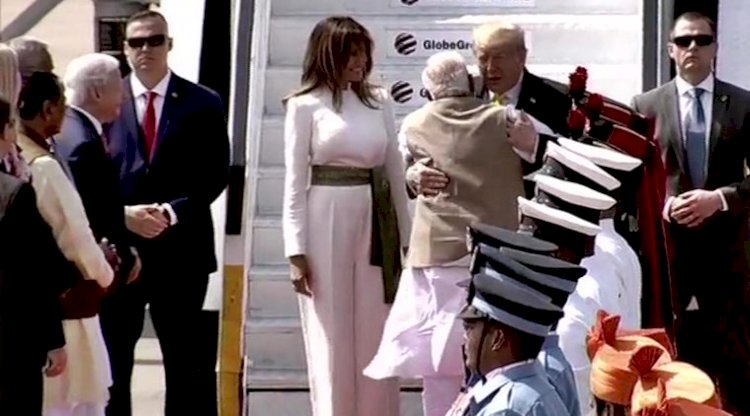 प्रधानमंत्री नरेंद्र मोदी ने अहमदाबाद में अमेरिकी राष्ट्रपति डोनाल्ड ट्रंप का किया स्वागत,एयरपोर्ट से मोटेरा स्टेडियम तक हो रहा है 22 किलोमीटर लंबा रोड शो