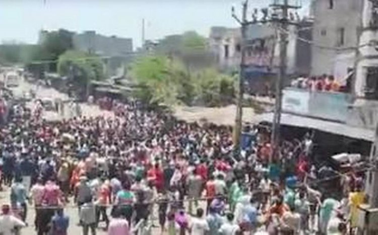 Corona Update : गुजरात में घर वापसी की मांग के साथ सड़क पर उतरे सैंकड़ों श्रमिक,पुलिस पर किया पथराव, प्रशासन को करना पड़ा बल प्रयोग