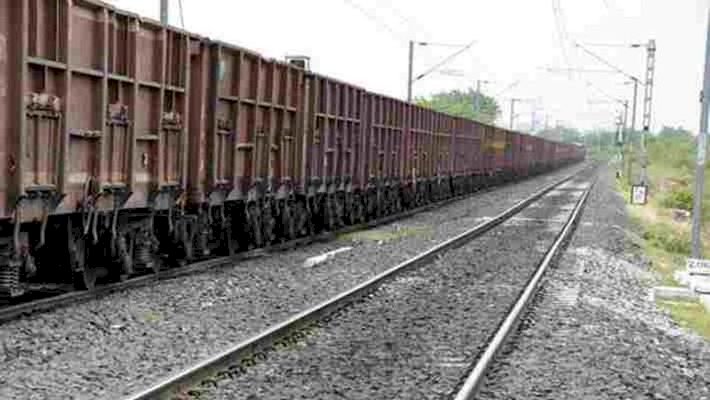 Corona Update : महाराष्ट्र के औरंगाबाद में 17 प्रवासी मजदूरों की दर्दनाक मौत,रेलवे ट्रैक पर सो रहे श्रमिकों के ऊपर से मालगाड़ी गुजरने से हुआ हादसा