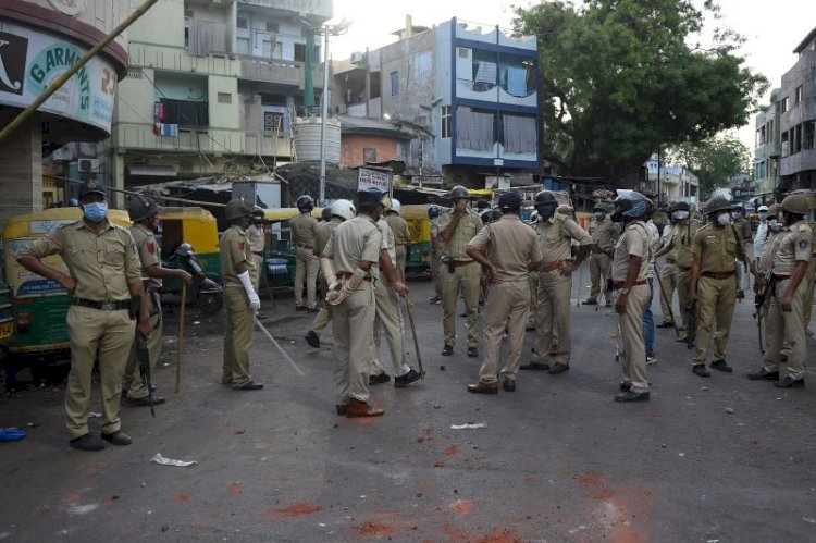 Corona Update : गुजरात के अहमदाबाद में उड़ी लॉकडाउन की धज्जियां, बेकाबू भीड़ ने पुलिस पर किया पथराव, 4 पुलिसकर्मी घायल,15 पत्थरबाज गिरफ्तार