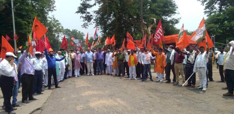 झारखंड के बेरमो अनुमण्डल में जारी है मजदूर संगठनों का धरना-प्रदर्शन,गुरुवार को कथारा में केंद्र सरकार की श्रम एवं मजदूर विरोधी नीतियों के खिलाफ फूंका पुतला,कामगारों से की एकजुटता की अपील