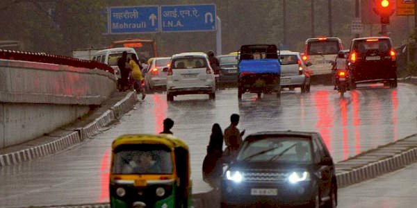 दिल्ली-एनसीआर के कई इलाकों में तेज हवा के साथ हुई बारिश,लूढ़का पारा, लोगों को मिली उमस भरी गर्मी से राहत