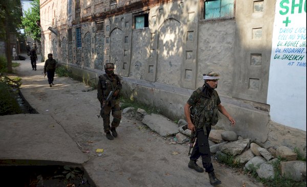 जम्मू-कश्मीर में एनकाउंटर, भारतीय सुरक्षा बलों ने त्राल सेक्टर में 3 आतंकियों को किया ढेर, 19 दिन में मारे गए 35 आतंकी