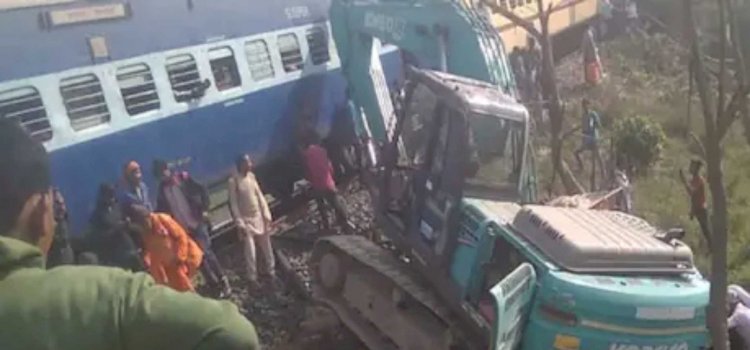 बिहार में टला बड़ा रेल हादसा, समस्तीपुर में जानकी एक्सप्रेस से टकराई जेसीबी
