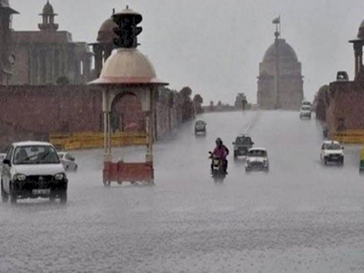 दिल्ली में 70 सालों में पहली बार ऐसा मौसम, लगातार बारिश से 16 डिग्री गिरा पारा