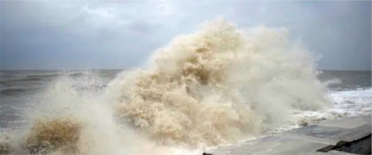 ओडिशा से बंगाल तक समंदर में ऊंची लहरें, भारी बारिश, वीडियो में देखें तूफान यास का खौफनाक मंजर