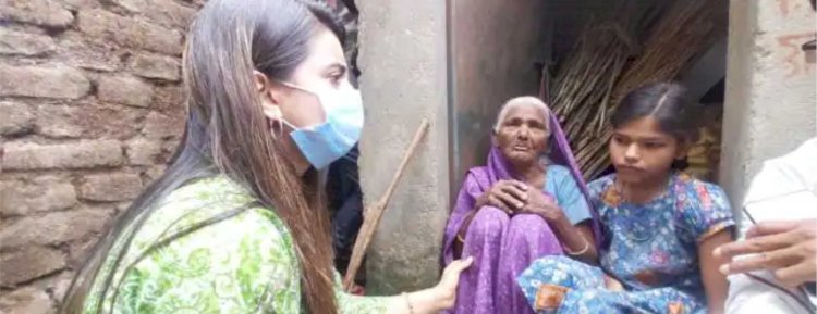 बुजुर्ग महिला की मदद को आगे आईं भोजपुरी अभिनेत्री अक्षरा सिंह, की आर्थिक मदद