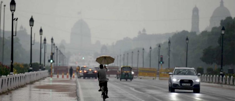 मानसून की पहली बारिश से भीगी दिल्ली, तापमान में आई कमी, जानें आज और कल का कैसा रहेगा मौसम
