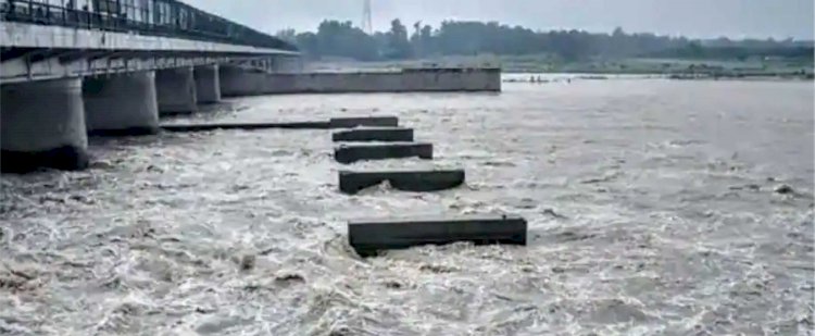 दिल्ली में यमुना 'खतरे के निशान' के पार, बाढ़ का अलर्ट जारी, निचले इलाकों से लोगों को हटाने का काम शुरू