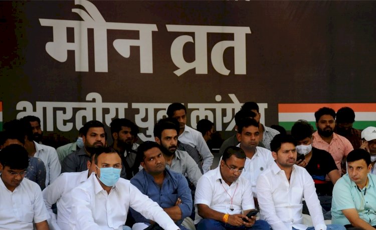 दिल्ली में भी दिखा लखीमपुर खीरी हिंसा का विरोध, कांग्रेस नेता एलजी ऑफिस के सामने मौन व्रत पर बैठे