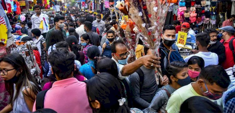 त्योहारों पर भीड़ नियंत्रण को लेकर हाईकोर्ट सख्त, दिल्ली सरकार से कहा- जुर्माना लगाने की बजाए सुनिश्चत करें नियमों का पालन