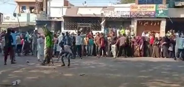 ‘संविधान की बात करने वालों के हाथ में फिर पत्थर’: शिमोगा में बुर्का के समर्थन में कॉलेज पर पत्थरबाजी, लगाई गई धारा-144