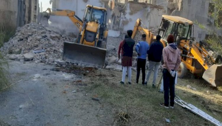 दिल्ली : बवाना में राजीव रतन आवास योजना के कई फ्लैट गिरे, 2 महिलाओं को बचाया गया, रेस्क्यू ऑपरेशन जारी