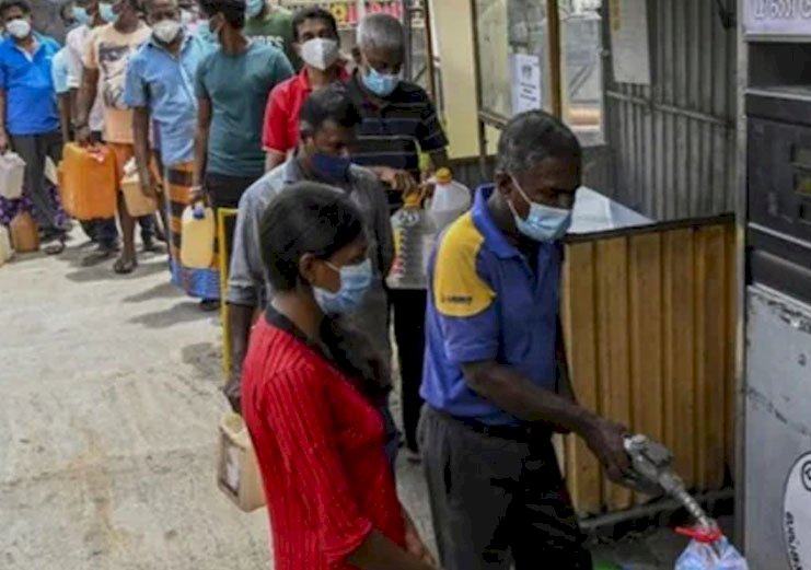 श्रीलंका में गहराता जा रहा है संकट, अप्रैल तक खत्म हो जाएगा पेट्रोल-डीजल! भारत की भेजी मदद भी पड़ रही कम