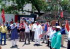 केंद्र सरकार की मजदूर विरोधी नीतियों के खिलाफ श्रमिक संगठनों का प्रदर्शन,कॉमर्शियल माइनिंग और निजीकरण का किया विरोघ,प्रधानमंत्री के नाम सीसीएल प्रबंधन को सौंपा ज्ञापन 