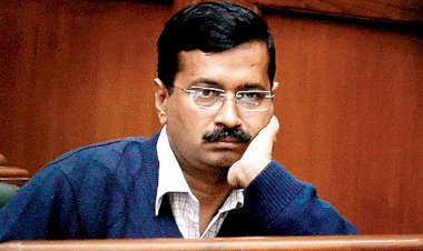 चुनाव से ठीक एक दिन पहले केजरीवाल पर लगा टिकट बेचने का आरोप