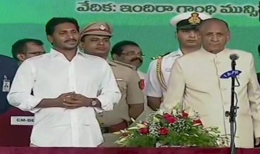 कांग्रेस की अहंकारी राजनीति के खिलाफ पैदा हुआ एक और नायक, जगनमोहन रेड्डी ने आंध्र प्रदेश के मुख्यमंत्री के रूप में शपथ ली ।