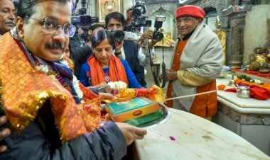 दिल्ली के मुख्यमंत्री अरविंद केजरीवाल ने किए हनुमानजी के दर्शन,चुनाव में मिली जीत के बाद समर्थकों को कहा-‘आई लव यू’
