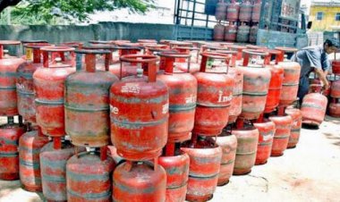 देश की जनता पर फूटा एक और महंगाई बम,गैर-सब्सिडी घरेलू गैस सिलेंडर की कीमतों में हुई भारी वृद्धि 