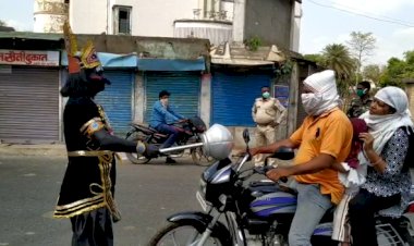 Corona Effect : हजारीबाग में जिला प्रशासन और पुलिस विभाग का सराहनीय कदम,पुलिसकर्मी यमराज बनकर लॉकडाउन का उल्लंघन करने वालों को कर रहे हैं जागरूक