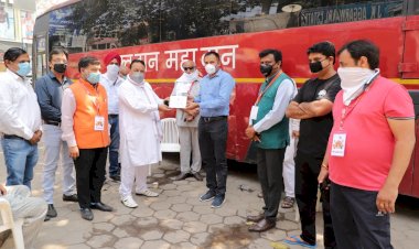 लॉकडाउन की वजह से अस्पतालों में खून की कमी, शिविर में 30 लोगों ने किया रक्तदान