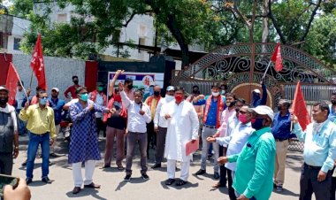 केंद्र सरकार की मजदूर विरोधी नीतियों के खिलाफ श्रमिक संगठनों का प्रदर्शन,कॉमर्शियल माइनिंग और निजीकरण का किया विरोघ,प्रधानमंत्री के नाम सीसीएल प्रबंधन को सौंपा ज्ञापन 