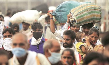 दिल्ली में वीकेंड कर्फ्यू लगने के बाद फिर प्रवासी श्रमिकों का पलायन शुरू, आनंद विहार बस अड्डे पर उमड़ी भीड़