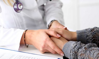 भारत की इस बेटी को सलाम: कोरोना ने पिता, मां और भाई छीने, फिर भी मरीजों के इलाज में जुटी है यह डॉक्टर