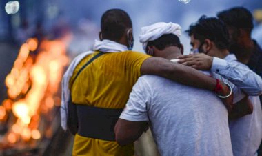 कम हुए केस पर नहीं मिल रही राहत, देश में पहली बार एक दिन में 4525 मौतें, जानें आज कितने मामले आए