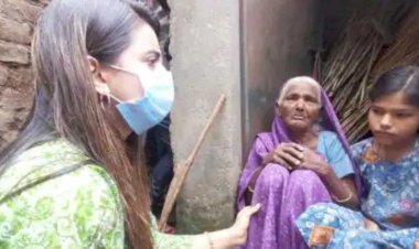 बुजुर्ग महिला की मदद को आगे आईं भोजपुरी अभिनेत्री अक्षरा सिंह, की आर्थिक मदद