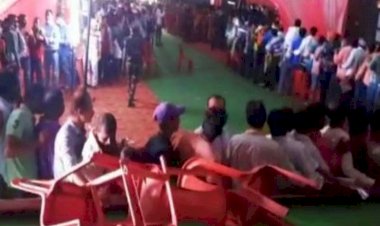 वैक्सीनेशन सेंटर पर जमकर हुई धक्का-मुक्की, सोशल डिस्टेंसिंग की उड़ी धज्जियां, पुलिस ने किया लाठीचार्ज