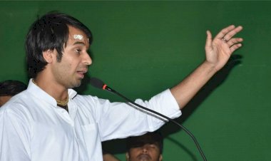 आरजेडी पोस्टर वार: सवाल पूछने पर भड़के लालू के लाल, तेजप्रताप ने पत्रकारों को दी मानहानि की धमकी