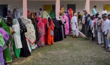 36 जिलों के 53 प्रखंडों में जारी है मतदान, बारिश में भीगकर भी बूथ पहुंच रहे वोटर्स