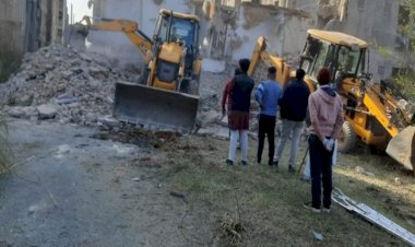 दिल्ली : बवाना में राजीव रतन आवास योजना के कई फ्लैट गिरे, 2 महिलाओं को बचाया गया, रेस्क्यू ऑपरेशन जारी