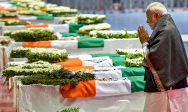 पुलवामा हमले में शाहिद हुए 40 जवानों को प्रधान मंत्री ने दी श्रद्धांजलि|