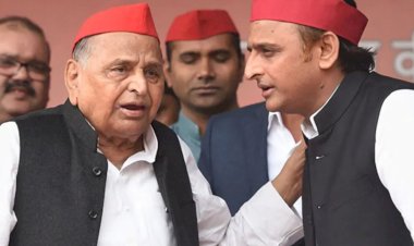 अखिलेश को जितवाने की अपील करना भूल गए मुलायम फ़िर कान में कहना पड़ा- वोट मांगिए