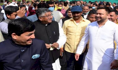 भोज की जिद पर बीजेपी विधायक-मंत्री और मुस्कुराते नेता प्रतिपक्ष भाजपा नेता के पैर छूते तेजस्वी