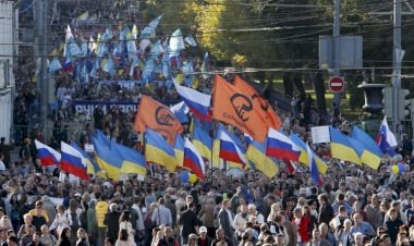 आक्रमण के विरोध में आए रूसी लोग, पुतिन को बताया हत्यारा