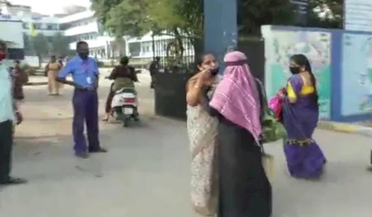 कर्नाटक: स्कूल ने छात्राओं को हिजाब उतारने को कहा, गेट पर ही भिड़ गए पेरेंट्स और टीचर्स